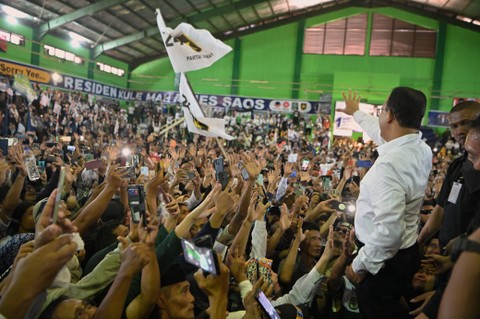Calon presiden nomor urut 1 Anies Baswedan menyampaikan pidato saat berkampanye di GOR Maulana Yusuf Kota Serang, Banten, Kamis (21/12/2023). Foto: Dok. Istimewa