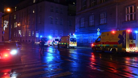 Ambulans dan mobil polisi terlihat di dekat Universitas Charles di pusat Praha, pada 21 Desember 2023. Foto: MICHAL CIZEK / AFP