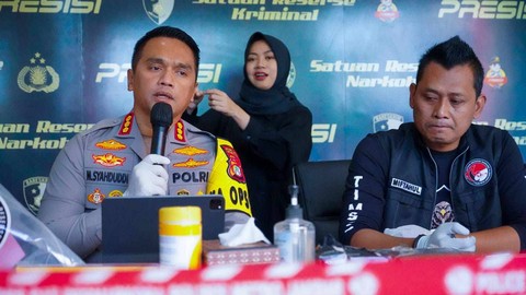 Kapolres Metro Jakarta Barat Kombes Pol M Syahduddi (kiri) saat memberikan keterangan terkait kasus tembakau gorila, Kamis (22/12/2023).  Foto: Dok. Istimewa