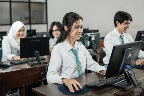 Dengan Junio Smart, materi pembelajaran bisa disebarkan secara online. Foto: Shutterstock