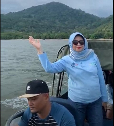 Kadisporapar Kalbar, WIndy Prihastari saat mengunjungi wisata alam di Kabupaten Ketapang. Jelang linuran Nataru, Pemprov Kalbar meminta Pemerintah daerah untuk siapkan mitigasi bencana di tempat wisata. Foto: Dok. Disporapar Kalbar