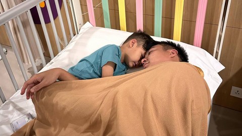 Baim Wong temani Kiano yang dirawat di RS. Foto: Instagram/@baimwong