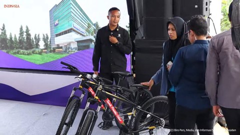 Momen Mahasiswa Gundar bingung bawa sepeda dari Jokowi karena rumah jauh. Foto: Youtube/Setpres