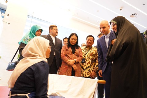 Wakil Presiden Republik Islam Iran Dr. Ensieh Khazali duduk bersama Nasabah PT Permodalan Nasional Madani (PNM) sambil membatik dengan canting di Menara PNM pada Kamis (21/12). dok. PNM