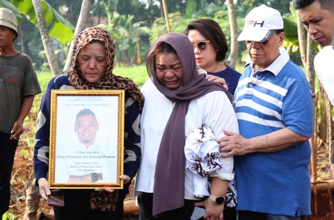 Sejumlah keluarga dan kerabat saat mengantarkan jenazah Chef Haryo Pramoe di TPU Cipenjo, Cileungsi, Bogor, Jumat, (22/12/2023). Foto: Agus Apriyanto