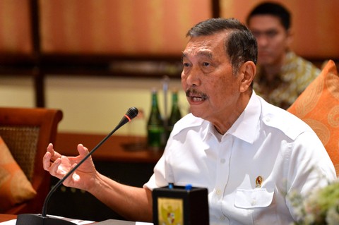 Menko Bidang Kemaritiman dan Investasi Luhut Binsar Pandjaitan menyampaikan keterangan pers saat kegiatan media briefing di Nusa Dua, Badung, Jumat (22/12/2023). Foto: Fikri Yusuf/Antara Foto