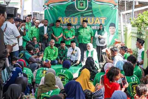 Plt Ketum PPP Mardiono bertemu kaum ibu-ibu yang ada di Kelurahan Sunyaragi, Kecamatan Kesambi, Kota Cirebon, Jawa Barat, Jumat (22/12/2023). Foto: Dok. Istimewa