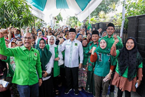 Plt Ketum PPP Mardiono bertemu kaum ibu-ibu yang ada di Kelurahan Sunyaragi, Kecamatan Kesambi, Kota Cirebon, Jawa Barat, Jumat (22/12/2023). Foto: Dok. Istimewa