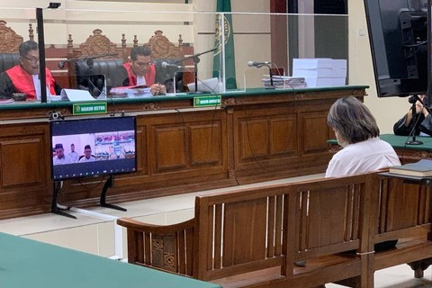 Terdakwa Eksi Anggraeni saat menjalani sidang vonis di Pengadilan Tipikor Surabaya, Jumat (22/12/2023). Foto: Dok. Istimewa