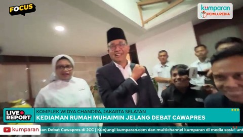 Anies Baswedan memberi semangat ala attack of titan ke Cak Imin, jelang debat cawapres, Jumat (22/12/2023). Foto: kumparan