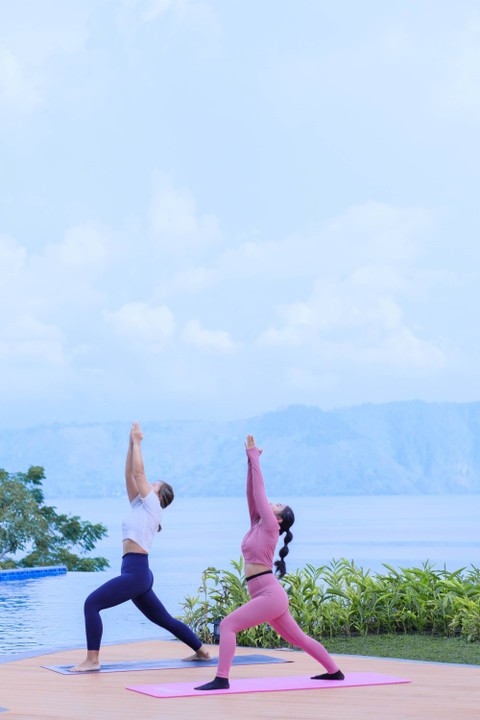Menikmati relaksasi pinggir Danau Toba di Fivelements Wellness Lake Toba, Pulau Samosir, Sumatra Utara. Foto: Dok. Fivelements Wellness