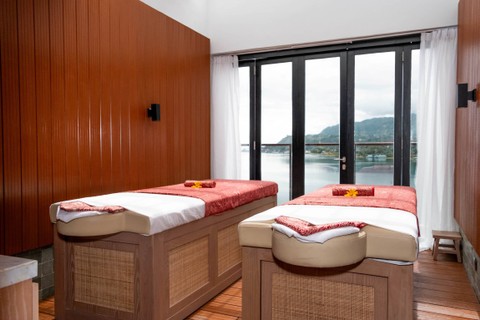 Menikmati relaksasi pinggir Danau Toba di Fivelements Wellness Lake Toba, Pulau Samosir, Sumatra Utara. Foto: Dok. Fivelements Wellness