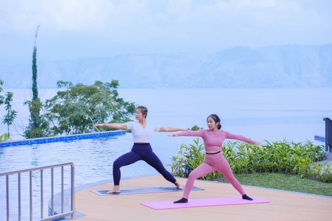Menikmati relaksasi pinggir Danau Toba di Fivelements Wellness Lake Toba, Pulau Samosir, Sumatra Utara. Foto: Dok. Fivelements Wellness