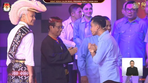 Cawapres nomor urut 03 Mahfud MD bersalaman dengan cawapres nomor urut 02 Gibran Rakabuming Raka, jelang debat cawapres, Jumat (22/12/2023). Foto: Dok. KPU
