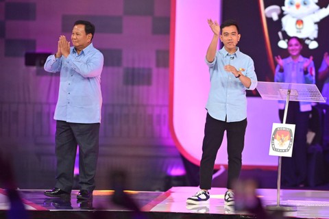 Calon presiden-wakil presiden nomor urut 2 Prabowo Subianto dan Gibran Rakabuming Raka menyapa penonton saat memasuki ruangan debat kedua calon wakil presiden Pemilu 2024 di JCC, Jakarta, Jumat (22/12/2023). Foto: Muhammad Adimaja/ANTARA FOTO
