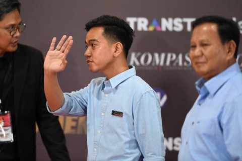 Calon presiden-wakil presiden nomor urut 2 Prabowo Subianto dan Gibran Rakabuming Raka tiba untuk mengikuti debat kedua cawarpres Pemilu 2024 di Jakarta Convention Center, Jakarta, Jumat (22/12/2023). Foto: Muhammad Adimaja/ANTARA FOTO