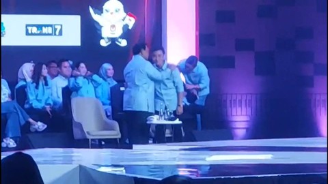 Prabowo beri semangat ke Gibran jelang debat cawapres, di JCC Senayan Jakarta, Jumat (22/12/2023). Foto: Luthfi Humam/kumparan
