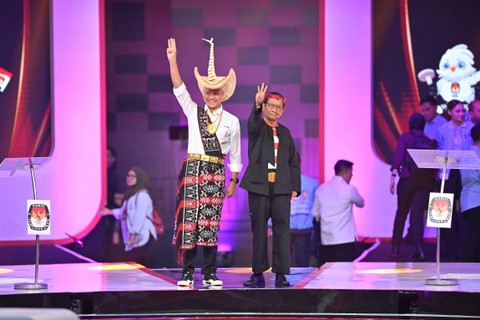 Calon presiden-wakil presiden nomor urut 3 Ganjar Pranowo (kiri) dan Mahfud MD (kanan) tiba untuk mengikuti debat kedua calon wakil presiden Pemilu 2024 di JCC, Jakarta, Jumat (22/12/2023). Foto: Akbar Nugroho Gumay/ANTARA FOTO