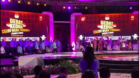 Cawapres nomor urut 03 Mahfud MD joget saat turun dari panggung, di saat jeda debat cawapres di JCC, Jakarta, Jumat (22/12/2023). Foto: Luthfi Humam/kumparan