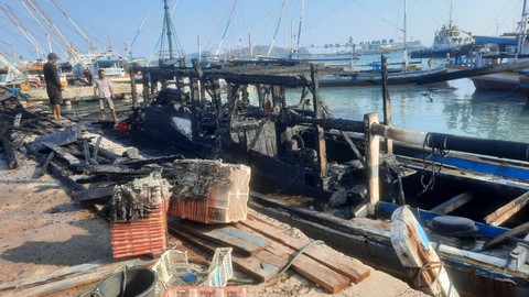 Dua perahu nelayan di Desa Bakauheni, Dusun Muara Pilu, Kecamatan Bakauheni, Lampung Selatan hangus terbakar, Jumat (22/12). | Foto: Dinas Damkarmat Lampung Selatan