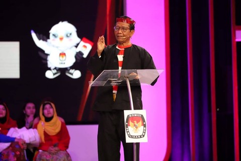 Cawapres nomor urut 03 Mahfud MD menyampaikan gagasannya saat debat calon wakil presiden Pemilu 2024 di JCC, Jakarta, Jumat (22/12/2023). Foto: Iqbal Firdaus/kumparan