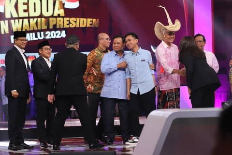 Calon presiden nomor urut 02 Prabowo Subianto memeluk Gibran Rakabuming Raka usai debat kedua calon wakil presiden Pemilu 2024 di JCC, Jakarta, Jumat (22/12/2023). Foto: Iqbal Firdaus/kumparan