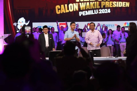 Cawapres nomor urut 02 Gibran Rakabuming Raka, cawapres nomor urut 01 Muhaimin Iskandar, dan cawapres nomor urut 03 Mahfud MD usai debat calon wakil presiden Pemilu 2024 di JCC, Jakarta, Jumat (22/12/2023). Foto: Iqbal Firdaus/kumparan