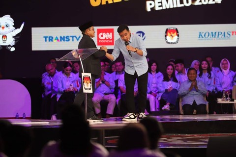 Cawapres nomor urut 02 Gibran Rakabuming Raka bersalaman dengan Cawapres 01 Muhaimin Iskandar usai debat calon wakil presiden Pemilu 2024 di JCC, Jakarta, Jumat (22/12/2023). Foto: Iqbal Firdaus/kumparan