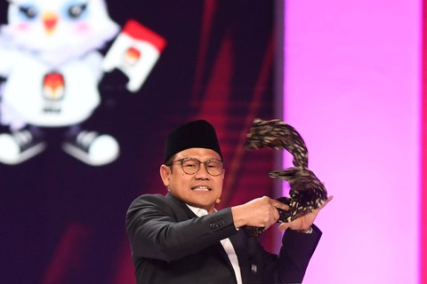 Cawapres nomor urut 01 Muhaimin Iskandar melakukan aksi 'slepet sarung' saat menyampaikan gagasannya saat debat calon wakil presiden Pemilu 2024 di JCC, Jakarta, Jumat (22/12/2023). Foto: Akbar Nugroho Gumay/ANTARA FOTO