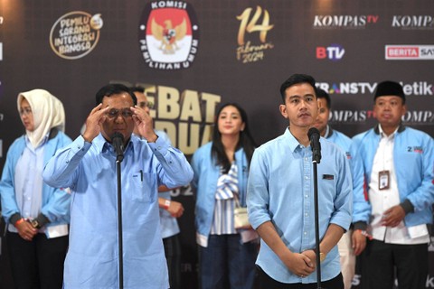 Calon presiden dan calon wakil presiden nomor urut 2, Prabowo Subianto (kiri) dan Gibran Rakabuming Raka (kanan) memberikan keterangan pers usai debat calon wakil presiden Pemilu 2024 di JCC, Jakarta, Jumat (22/12/2023). Foto: M Risyal Hidayat/ANTARA FOTO