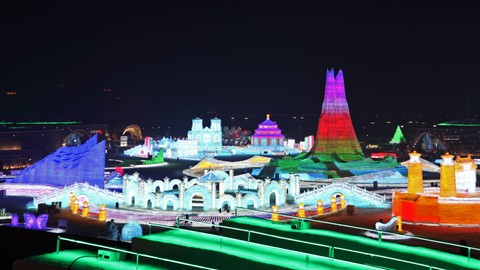 Suasana di Harbin Ice and Snow World ke-25 pada Senin (18/12/2023) di kota Harbin provinsi Heilongjiang, China. Foto: ANTARA FOTO/Desca Lidya Natalia