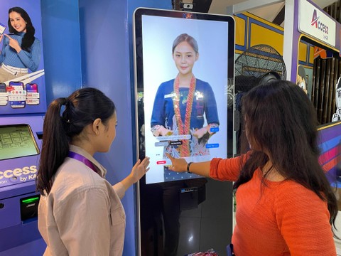 Pengunjung yang tengah mencoba asisten virtual berbasis AI di stasiun. Foto: Dok. KAI