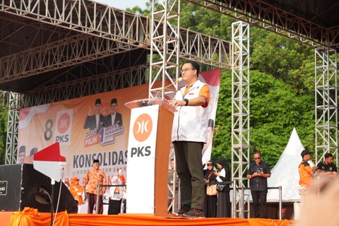 Calon presiden nomor urut 1 Anies Baswedan memberikan sambutan saat menghadiri acara Konsolidasi Saksi dan Apel Pemenangan AMIN dan Partai Keadilan Sejahtera (PKS) DKI Jakarta di Lapangan Utama Buperta Cibubur, Sabtu (23/12). Foto: Dok. Istimewa