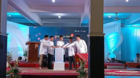 Ketua Umum Pengurus Besar Nahdlatul Ulama (PBNU), Yahya Cholil Staquf (tengah), di acara launching aplikasi Kamus Al-Munawwir dan Halaqah Pesantren di Ponpes Al-Munawwir di Sewon, Kabupaten Bantul, Sabtu (23/12). Foto: Arfiansyah Panji/kumparan
