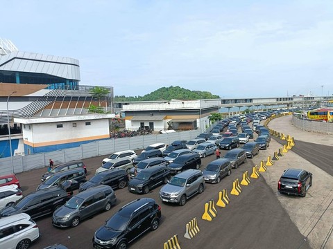 Antrean kendaraan di Pelabuhan Merak, Sabtu (23/12/2023). Foto: Dok. kumparan