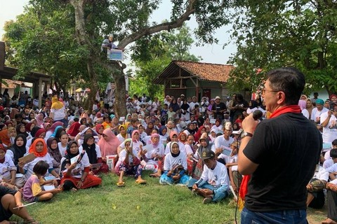 Ketua TPN Ganjar-Mahfud, Arsjad Rasjid, sosialisikan KTP Sakti dan cara mencoblos di 14 Februari 2024 di Kampung Pulogebang Desa Barugbug, Jabar, Sabtu (23/12/2023). Foto: Paulina Herasmaranindar/kumparan
