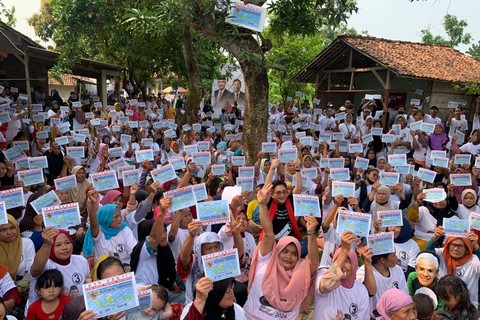 Ketua TPN Ganjar-Mahfud, Arsjad Rasjid, sosialisikan KTP Sakti dan cara mencoblos di 14 Februari 2024 di Kampung Pulogebang Desa Barugbug, Jabar, Sabtu (23/12/2023). Foto: Paulina Herasmaranindar/kumparan