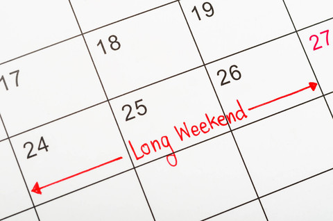 Ilustrasi Long Weekend. Foto: PENpics Studio/Shutterstock