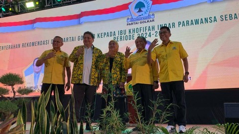 Partai Golkar menyerahkan surat rekomendasi kepada Khofifah Indar Parawansa untuk maju lagi di Pilgub Jatim 2024 di Hotel Utami, Surabaya, Sabtu (23/12/2023). Foto: Dok. Istimewa
