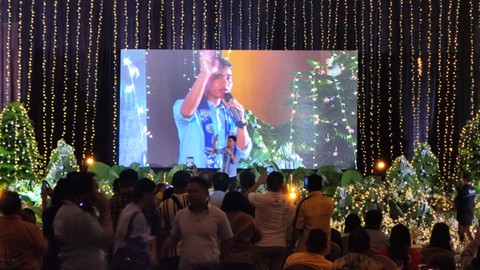 Cawapres nomor urut 2, Gibran Rakabuming Raka di acara perayaan Natal Partai Golkar Sulawesi Utara di Manado, Sabtu (23/12/2023). Foto: Jonathan Devin/kumparan