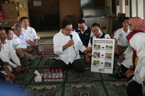 Capres nomor urut 1, Anies Baswedan, mengunjungi rumah makan Abah Pantura di Indramayu saat perjalanan menuju Jawa Tengah, Sabtu (23/12/2023). Foto: Dok. Istimewa