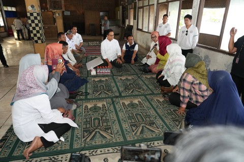 Capres nomor urut 1, Anies Baswedan, mengunjungi rumah makan Abah Pantura di Indramayu saat perjalanan menuju Jawa Tengah, Sabtu (23/12/2023). Foto: Dok. Istimewa