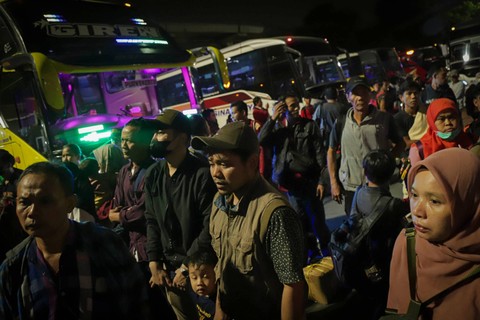 Calon penumpang memadati Terminal Kampung Rambutan, Jakarta, pada libur Nataru, Sabtu (23/12/2023). Foto: Jamal Ramadhan/kumparan