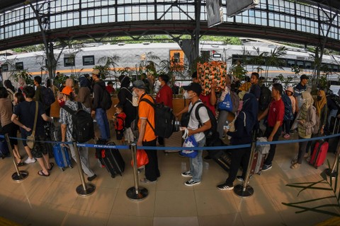 Sejumlah penumpang KA Jayakarta mengantre memasuki peron di Stasiun Pasar Senen, Jakarta, Sabtu (23/12/2023). Foto: Aditya Pradana Putra/ANTARA FOTO