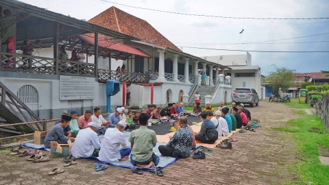 Tradisi budaya sedekah kampung yang dilakukan warga seberang ulu 1 yang masih dilakukan setiap tahun menjelang ramadan di Palembang, Sabtu (23/12) Foto: abp/urban id