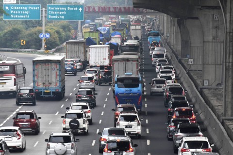 Suasana sejumlah kendaraan arah Cikampek melaju saat pemberlakuan contraflow di kilometer 37 Tol Jakarta-Cikampek, Cikarang, Kabupaten Bekasi, Jawa Barat, Sabtu (23/12/2023). Foto: Fakhri Hermansyah/ANTARA FOTO