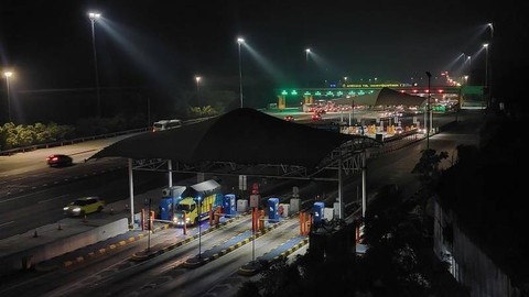 Sejumlah kendaraan melintas di Gerbang Tol Cikampek Utama pada Sabtu (23/12/2023). Foto: Adimas Raditya/Antara