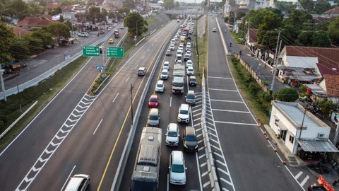 Foto udara sejumlah kendaraan pemudik melintas di Jalan Tol Jatingaleh Ruas Semarang-Solo di Semarang, Jawa Tengah, Sabtu (23/12/2023). Foto: Makna Zaezar/ANTARA FOTO