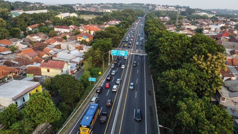 Foto udara sejumlah kendaraan pemudik melintas di Jalan Tol Jatingaleh Ruas Semarang-Solo di Semarang, Jawa Tengah, Sabtu (23/12/2023). Foto: Makna Zaezar/ANTARA FOTO