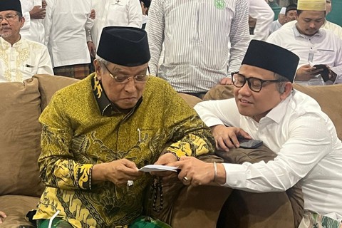Momen Cawapres Muhaimin Iskandar dan Mantan Ketua PBNU Said Aqil menghadiri Haul Al Magfurlah KH. Muhammad Munawwir, Krapyak, Yogyakarta, Sabtu (23/12/2023). Foto: Haya Syahira/kumparan